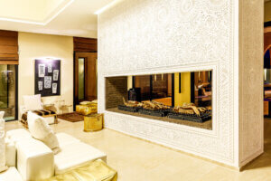 Luxusimmobilie in der Nähe von Marrakech, Villa 1001 Nacht - Großer Salon mit offenem Kamin