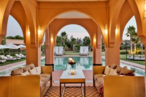 Luxusimmobilie in der Nähe von Marrakesch, Villa 1001 Nacht, Terrasse mit Blick auf Pool