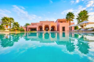 Luxusimmobilie in der Nähe von Marrakesch, Villa 1001 Nacht, Terrasse mit Pool und Blick auf Villa