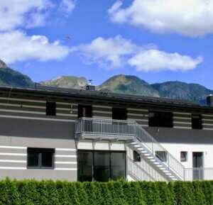Imposanter Blick auf das Mehrfamilienhaus am Fuße der Bergwelt Tirols