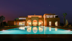 ALBAICIN Piscine et façade sud le soir