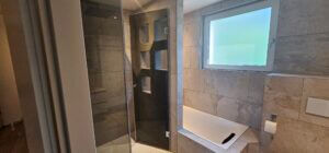Badezimmer mit Dusche und Badewanne