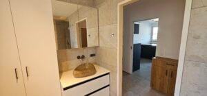 Badezimmer mit Dusche und Badewanne