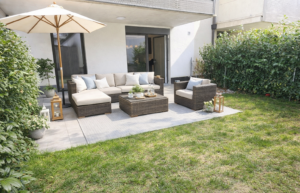 Sonniger Garten - Möbel KI generiert