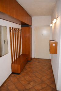 Geräumiger Flur mit Holzdetails