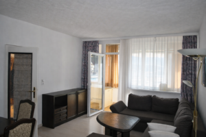 Helles Wohnzimmer mit Loggia