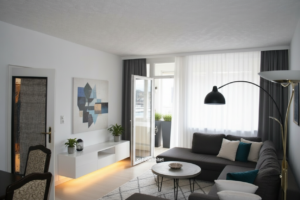 Helles Wohnzimmer mit Loggia_KI_generiert