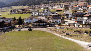 Blick auf das Grundstück und das Dorf im Hintergrund